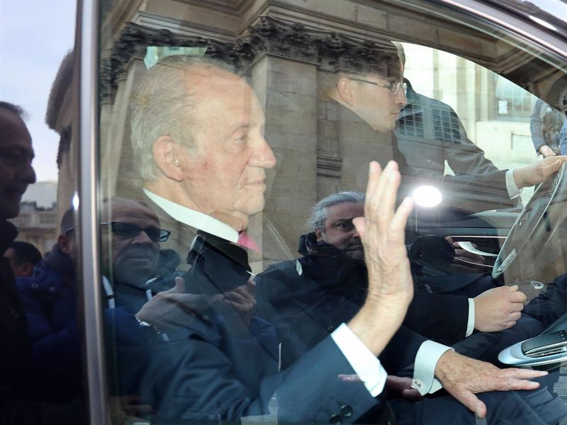 El Rey Juan Carlos I reaparece en París para asistir a la ceremonia de ingreso de Vargas Llosa en la Academia Francesa