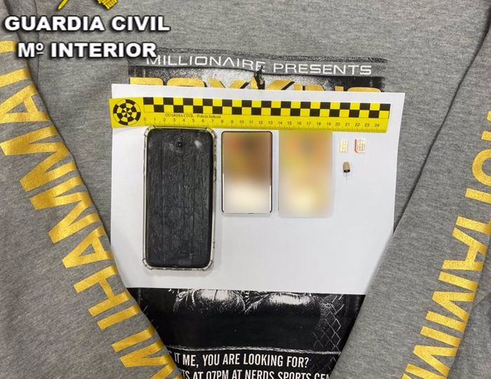 Cazan a un hombre utilizando pinganillo durante el examen teórico del carné de conducir en Pontevedra 