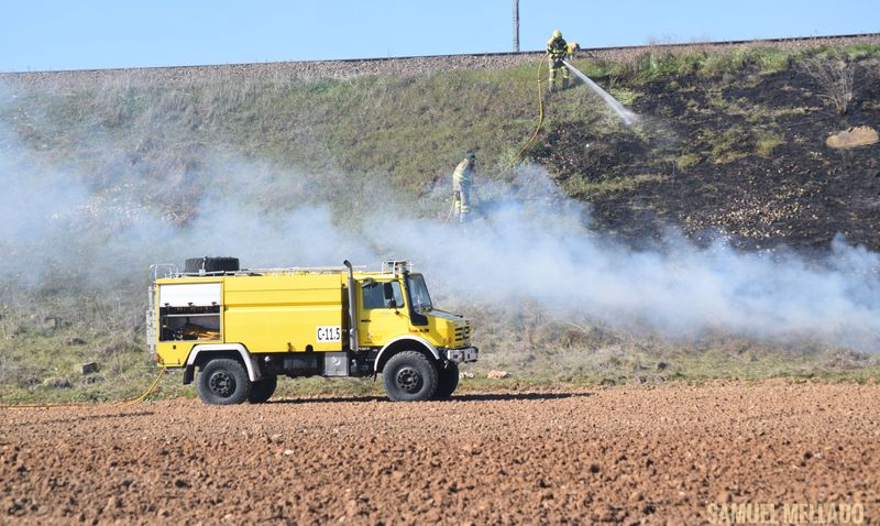 Susto en Cabrerizos por un pequeño incendio junto a las vías del tren