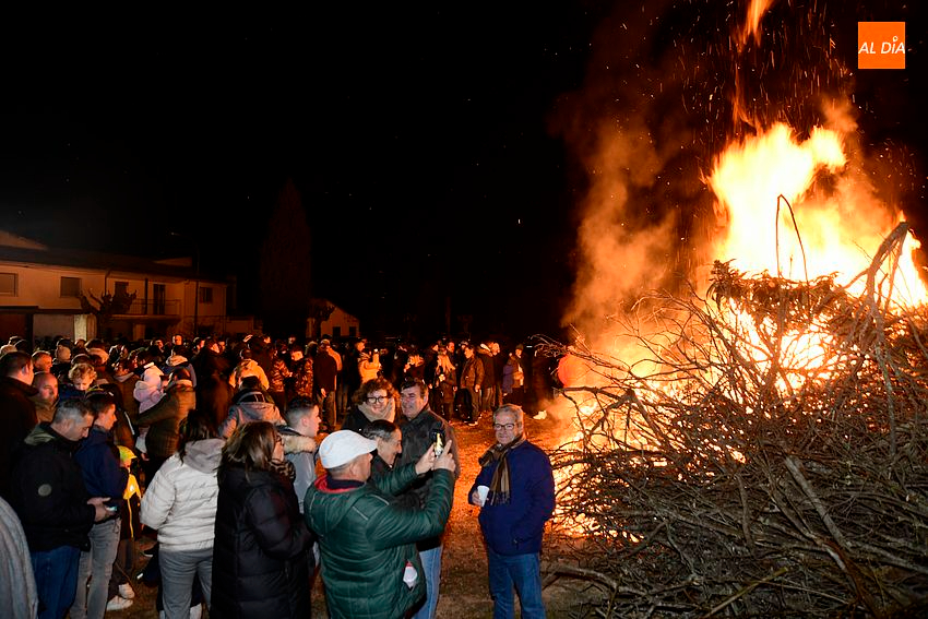 La hoguera de San Blas es el preludio  de las carlestolendas mirobrigenses/ Rep. gráfico: Adrián M.Pastor
