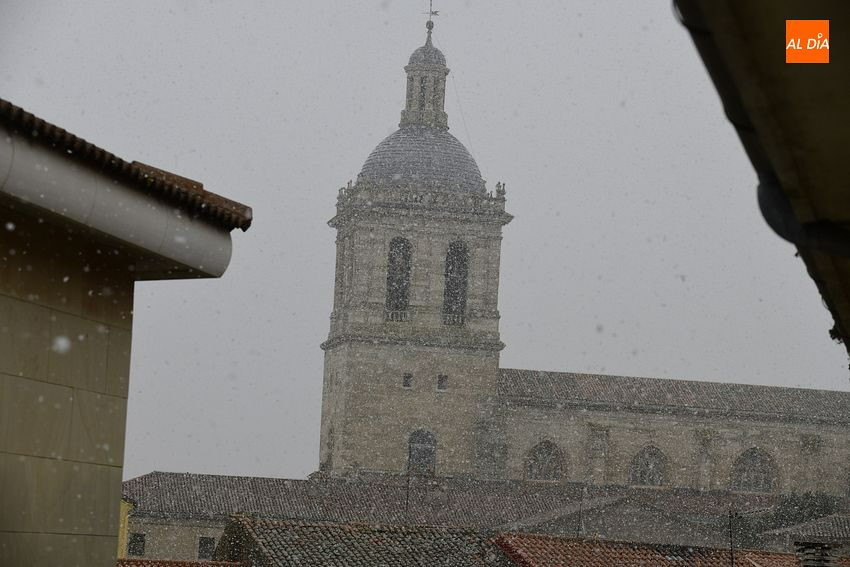 Ciudad Rodrigo recibe la visita de la nieve, aunque sin cuajar lo más mínimo