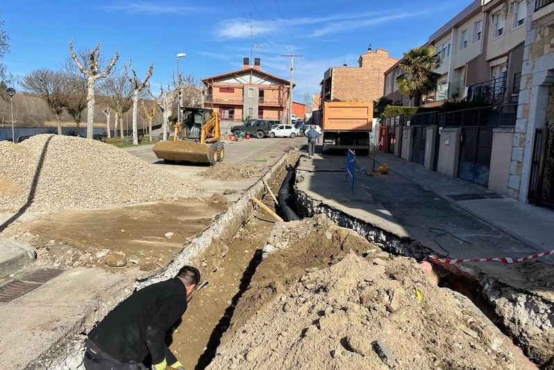 Obras de saneamiento y abastecimiento en la calle Tenerías