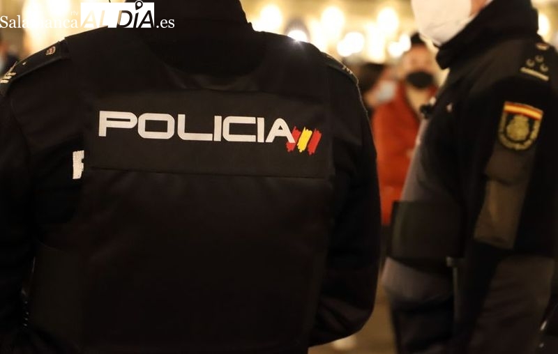 Roban en el interior de vehículos y destrozan la máquina expendedora en el centro de Salamanca