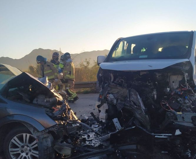 Un fallecido y ocho heridos tras chocar frontalmente un coche y una furgoneta en Lorca (Murcia)