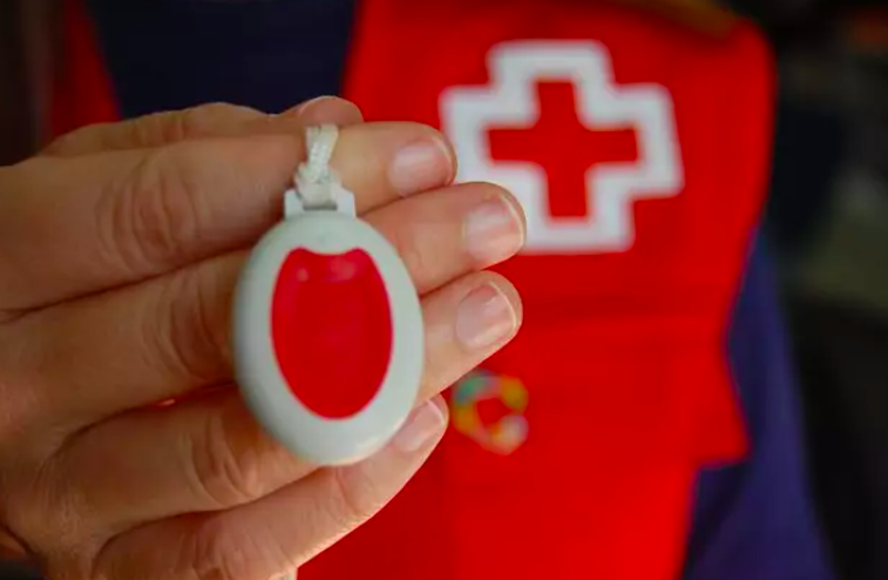 Yo en casa siempre llevo el colgante con el botón y lo recomiendo, explica un usuario de la teleasistencia de Cruz Roja