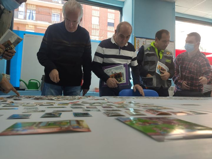 Miembros de la Fundación AFIM descubren el mundo de la filatelia 