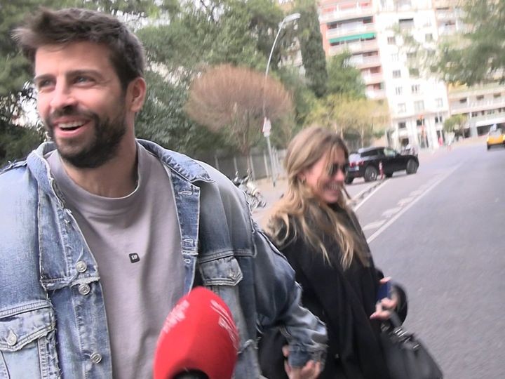 Gerard Piqué y Clara Chía, de la mano y entre risas, responden a las preguntas de la prensa
