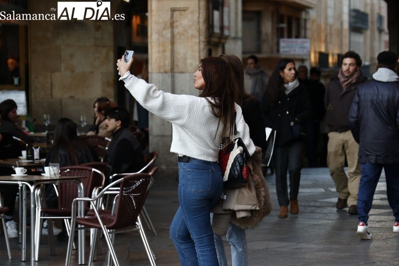 El sol anima a los salmantinos a disfrutar del domingo en la calle