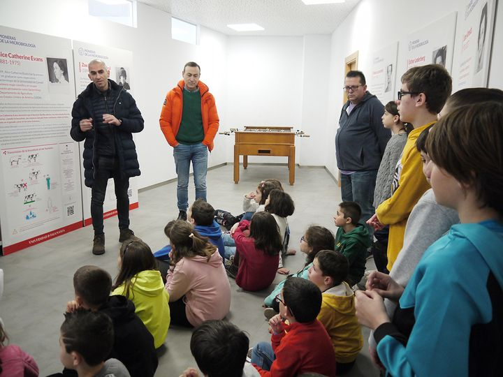 La aportación femenina a la historia de la microbiología, protagonista del día en Carbajosa