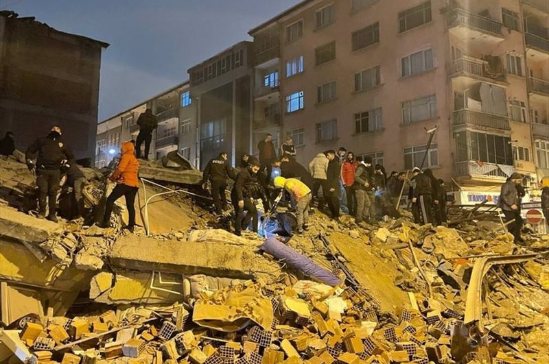 Aumentan a casi 2.400 los muertos en Turquía y Siria por los terremotos