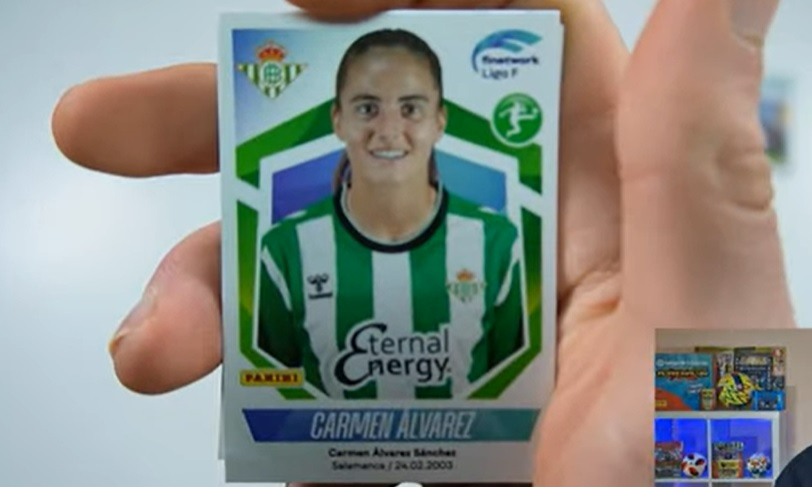 Así luce Carmen Álvarez en la novedosísima colección de cromos de Panini de la Liga F