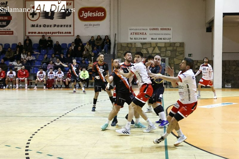 El BM Salamanca logra empatar al Camargo sobre la bocina gracias a Sebas Elena (28-28)
