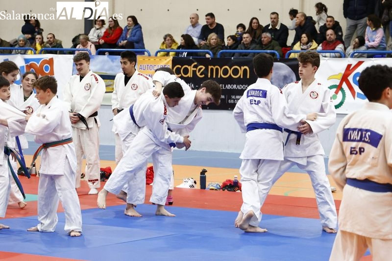 Villares se divierte con la presencia de multitud de judocas en una nueva jornada escolar