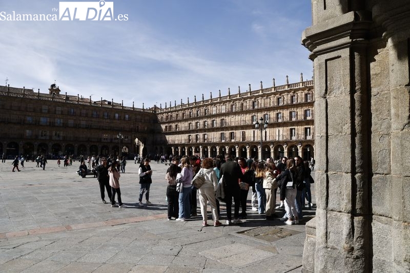 El buen tiempo en Salamanca llena de ambiente el centro de la ciudad