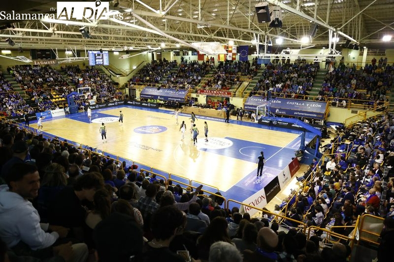 Llenazo en Würzburg: la Marea Azul le da aliento al Perfumerías Avenida en otra noche mágica
