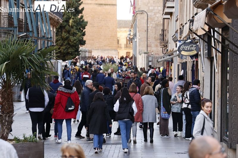 El buen tiempo invita a llenar el centro de Salamanca
