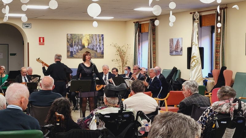 Rondalla Salamanca hace disfrutar a la Residencia de Asistidos con la música tradicional salmantina