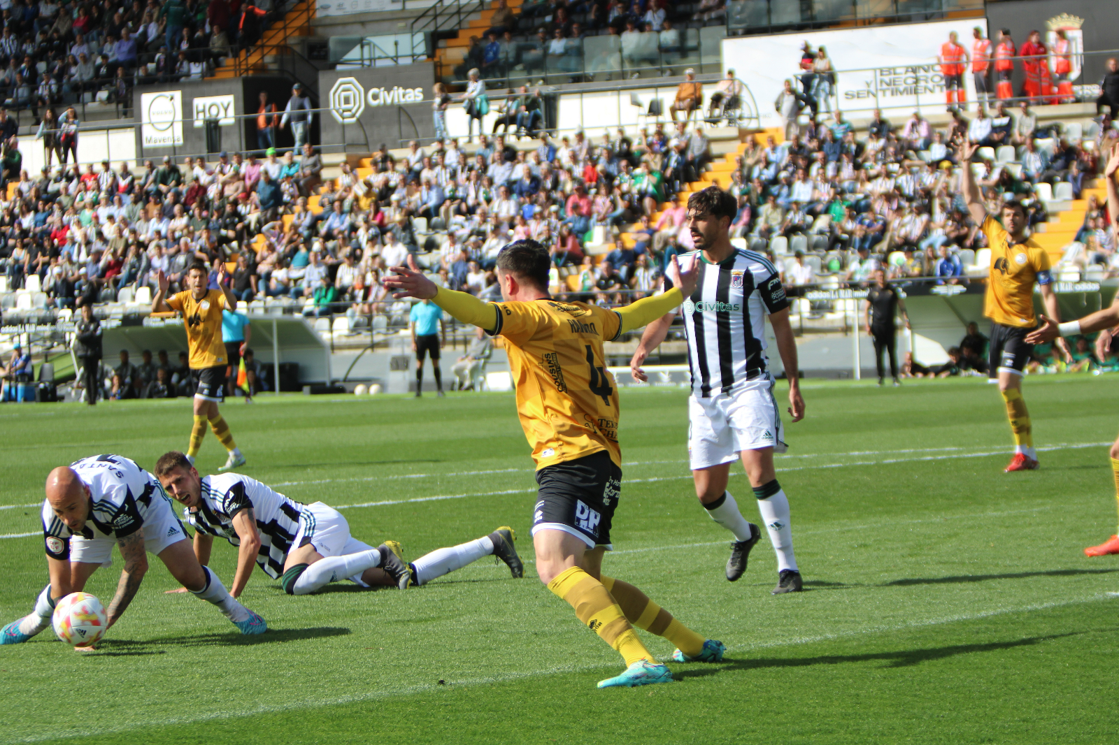 Unionistas corta su buena racha contra el Badajoz en un partido lleno de polémica arbitral (2-1)