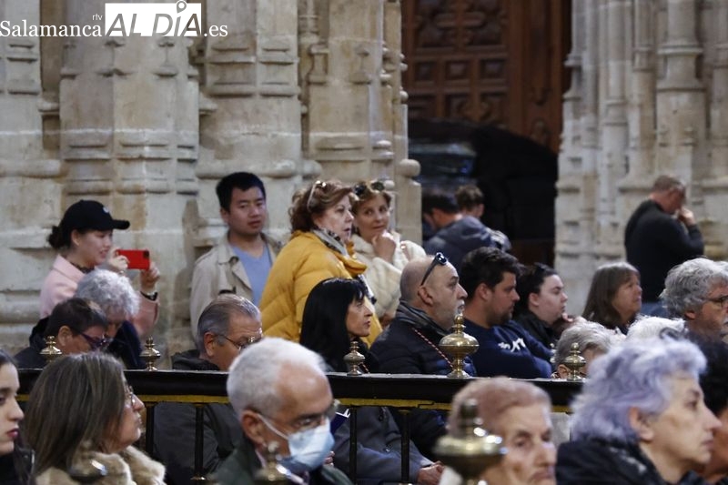 La Catedral de Salamanca acoge el tradicional acto del Poeta ante la Cruz