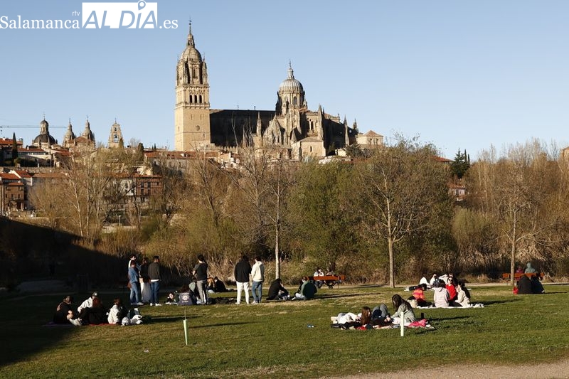 El buen tiempo llena de ambiente el centro de Salamanca