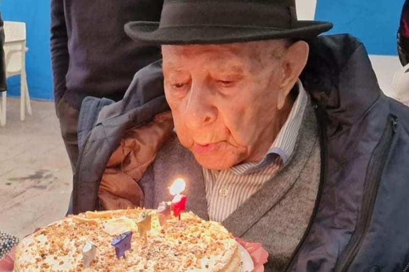 El macoterano José Manuel Bonilla sopla las velas de su 100 cumpleaños rodeado de los suyos