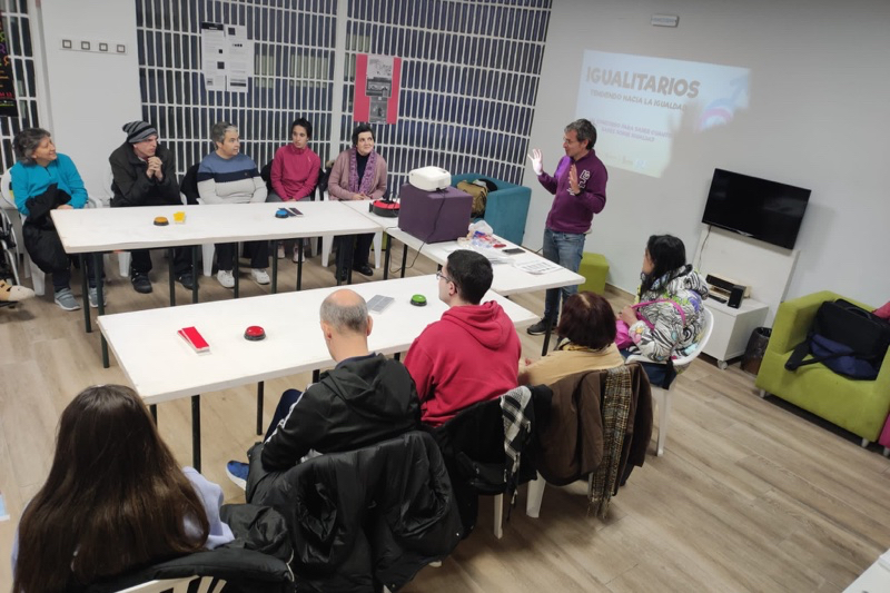 Jóvenes de diferentes edades participan en el Centro de Ocio en la actividad Igualitarios: tendiendo hacia la igualdad