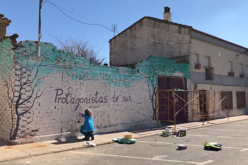Brochas, pintura y colaboración entre vecinos para lanzar un llamativo mensaje de igualdad desde Villoruela