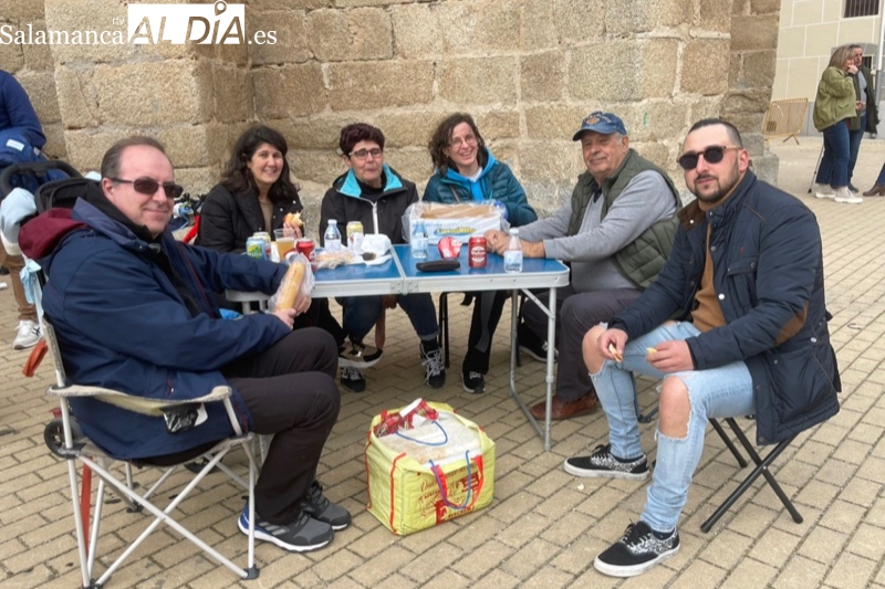 Macotera recauda más de 2.000 euros durante su multitudinaria Operación Bocata