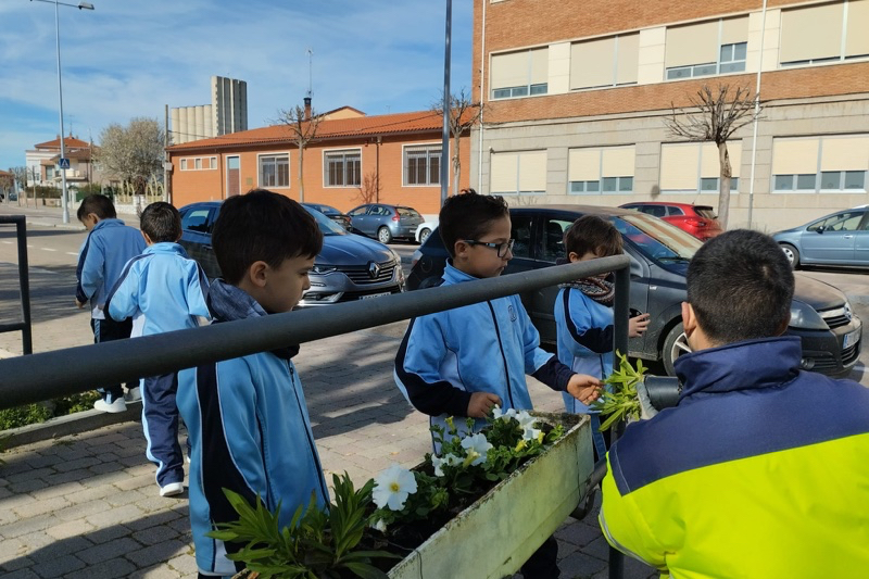 Alumnos de Primaria del colegio La Encarnación arrancan el programa ‘Plantamos por un futuro mejor’ en Los Jardines