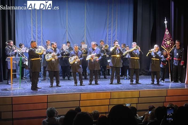 Ovaciones y cariño dan la bienvenida a una renovada Banda de Cornetas y Tambores de la Hermandad de Cofradías