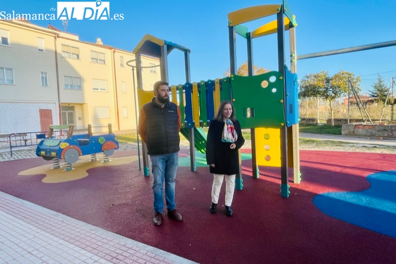 El Ayuntamiento renueva y amplía el parque infantil de la Avenida Reyes Católicos a través de una inversión de 23.000 euros