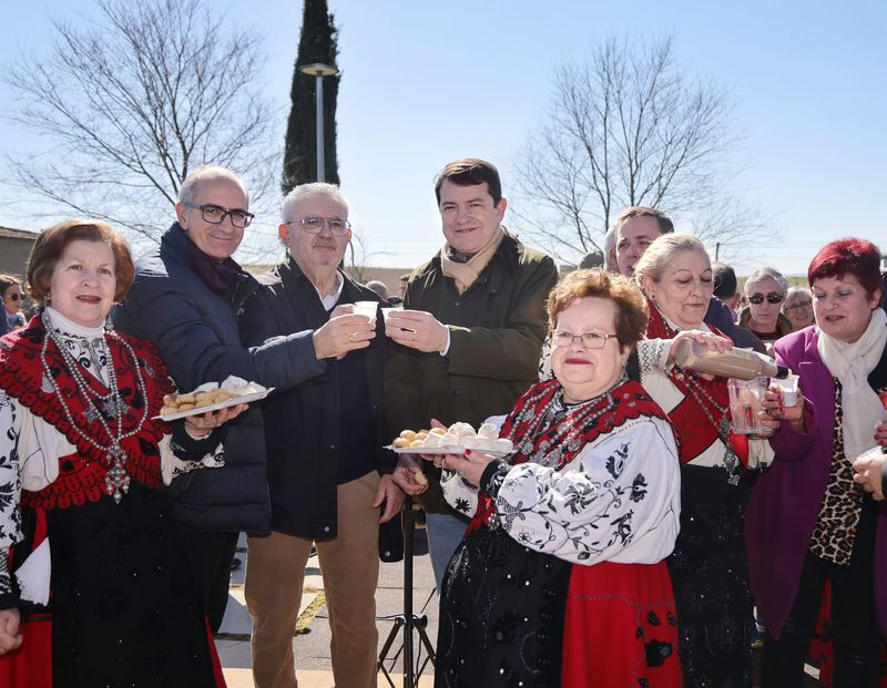 Mañueco apuesta por mantener las tradiciones en la Matanza típica de Berrocal de Salvatierra 