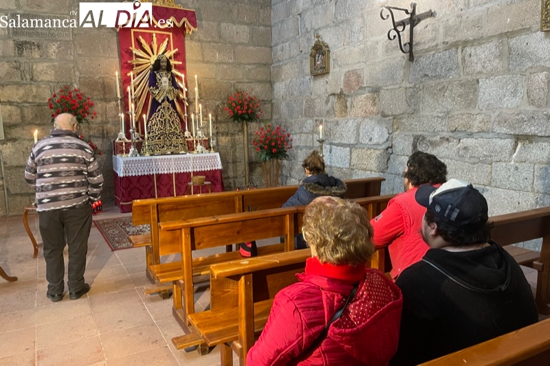 Multitud de fieles y devotos participan en la veneración de Jesús Nazareno