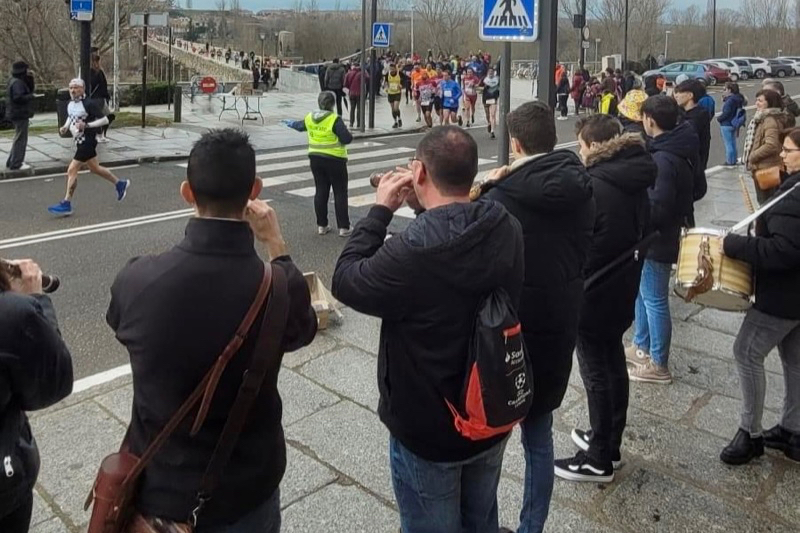 La Escuela de dulzaina de Macotera sorprende y anima con sus sones en la XI Media Maratón de Salamanca
