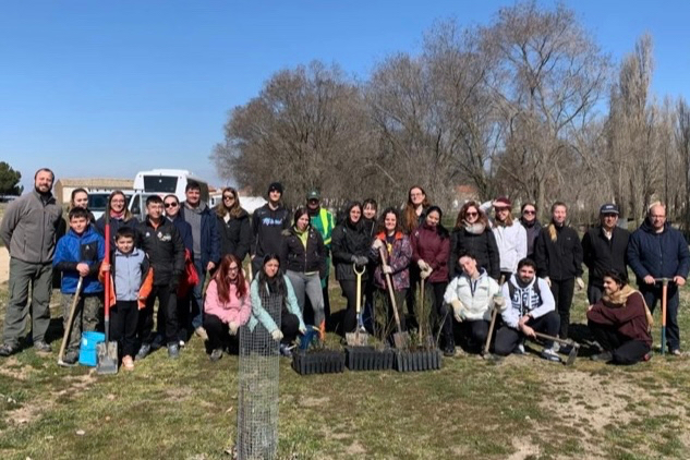 Rágama se vuelva en el cuidado del medio ambiente en una participativa plantación de árboles