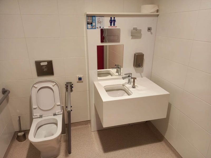 El complejo asistencial de Salamanca cuenta ya con cinco aseos adaptados para pacientes con ostomía