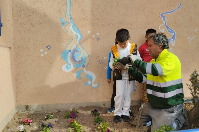 Los alumnos del CEIP Severiano Montero protagonizan la última acción del proyecto ‘Plantamos por un futuro mejor’