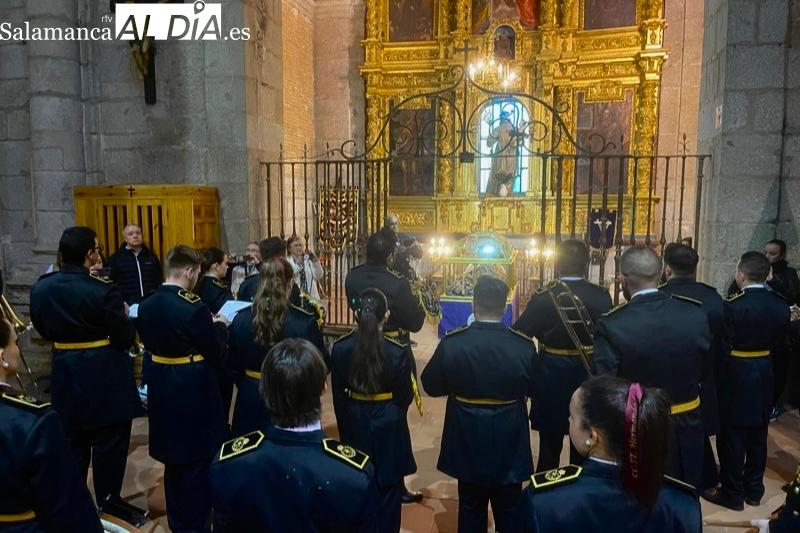 Emoción y devoción al Cristo de la Cama llenan la parroquia para vivir en concierto de la Banda de Cornetas y Tambores