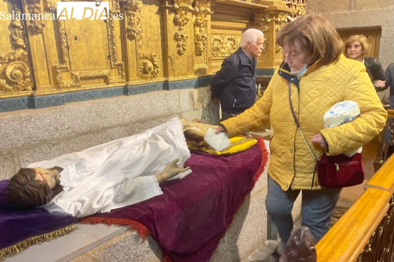 Historia y devoción se unen un año más en el tradicional cambio de ropa del Santo Cristo de la Cama