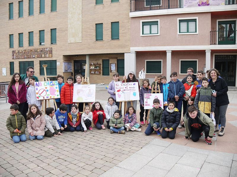 Los niños de Carbajosa conciencian a los vecinos sobre la importancia de no tirar chicles al suelo