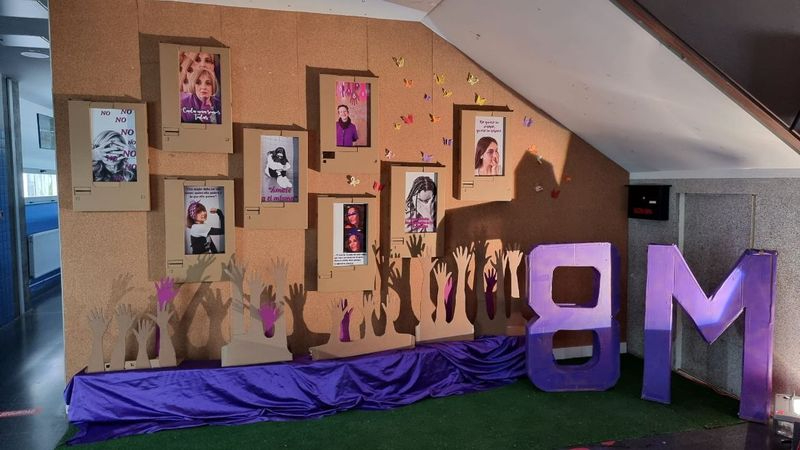 Decoración por el Día de la Mujer en el IES Federico García Bernalt 
