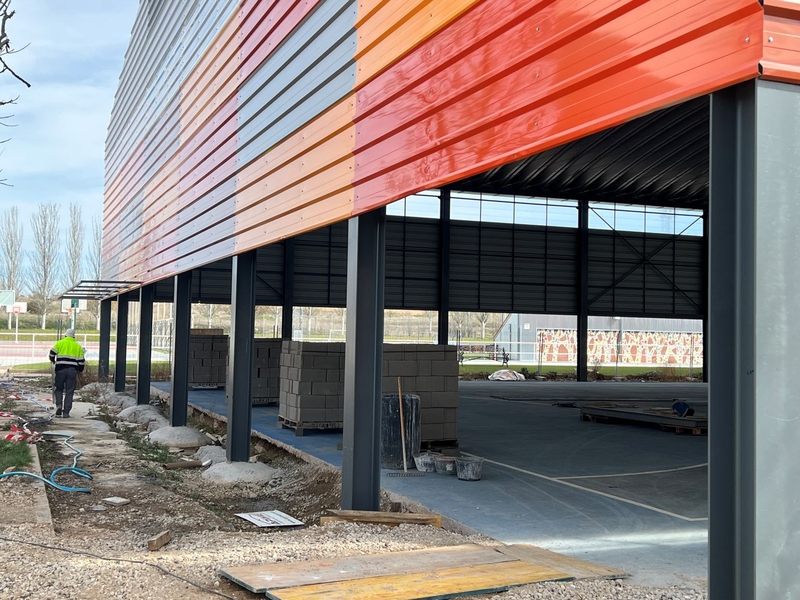 Se reanudan las obras para cubrir la pista del Complejo Deportivo Exterior de Carbajosa