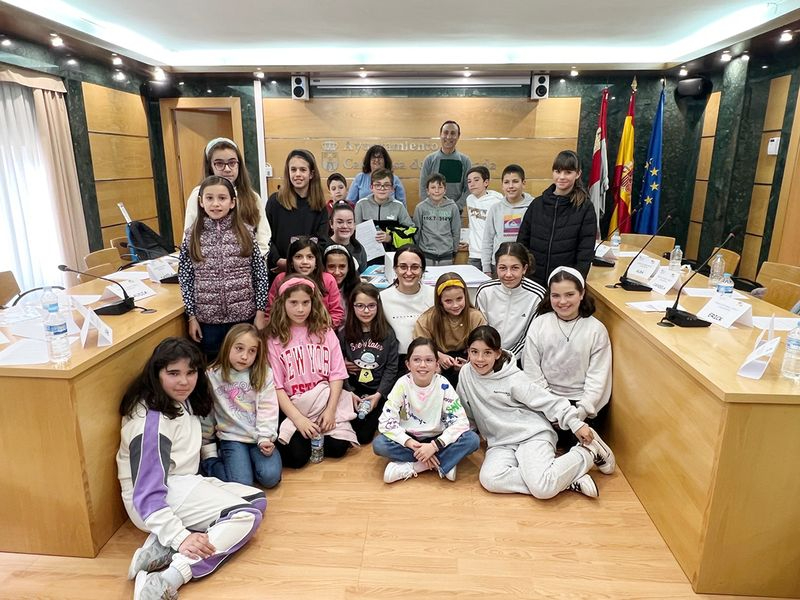 El alcalde de Carbajosa informa en el Consejo de Niños y Adolescentes que pronto se iniciará el proyecto del parque canino