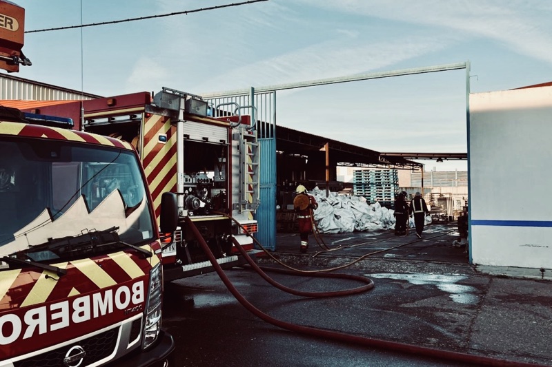 Extinguido el incendio de una fábrica de galletas en Peñaranda