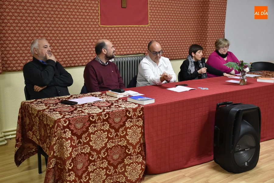 Cinco laicos debaten en San Andrés sobre los retos de la Iglesia