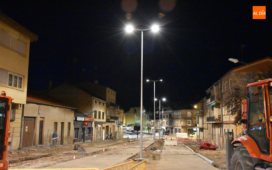El tramo actualmente en obras de la Avenida de España ya cuenta con su nueva luz