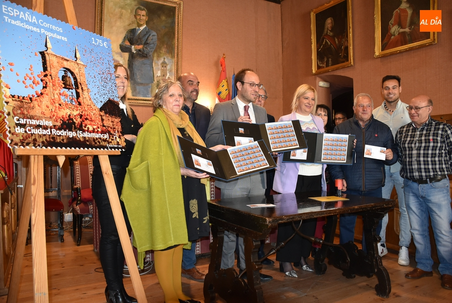 El Carnaval del Toro inicia su viaje postal por el mundo a través del sello de Correos