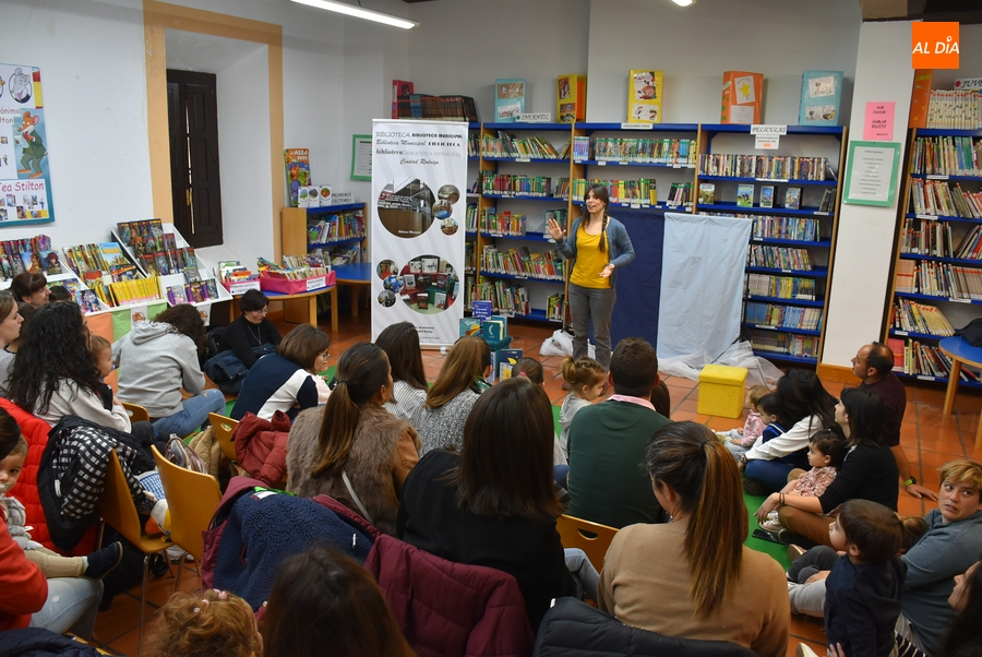 María Fraile cuenta a los peques mirobrigenses ‘cómo se hace un cielo’