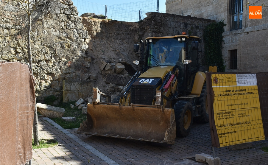 En marcha los trabajos de reparación del derrumbe de la muralla