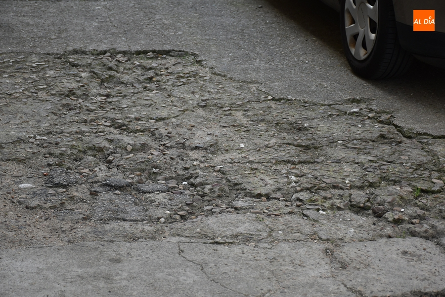 Vecinos de la calle Ávila denuncian el mal estado de la calzada de la vía